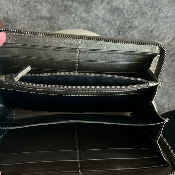 Gucci metallic zippy wallet with nice zipper pull. Good condition. Vintage. - Picture 14 of 16